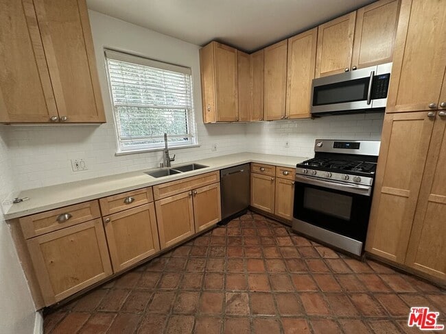 Building Photo - 147 N Orange Dr