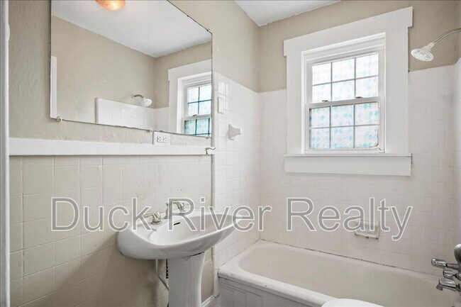 Building Photo - 2135 Thomas Ave