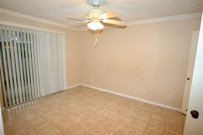 Building Photo - 17401 Red Oak Dr