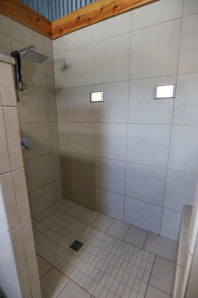 Building Photo - 2 bedroom, 2 Bath