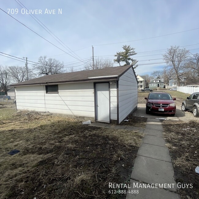 Building Photo - 709 N Oliver Ave