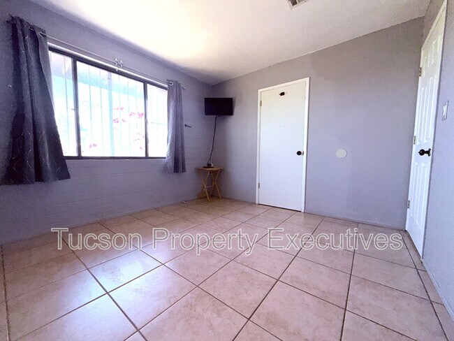 Building Photo - 3626 E Sylvane St