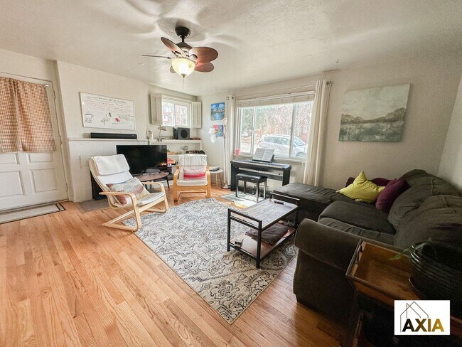 Building Photo - 3BD/1BA Home w/ Great Views!