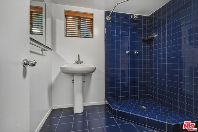 Building Photo - 656 Angelus Pl