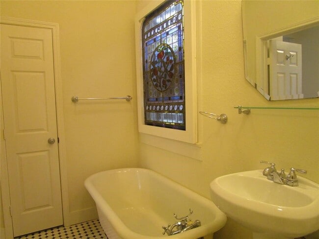 Building Photo - 1216 Post Office Rear St