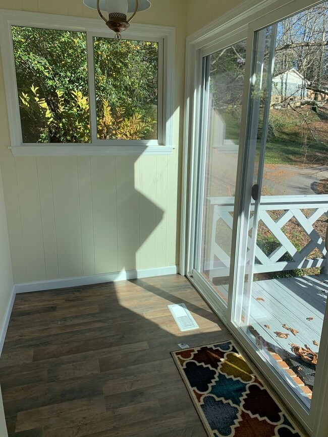 Building Photo - Bayless Street Downtown One Bedroom