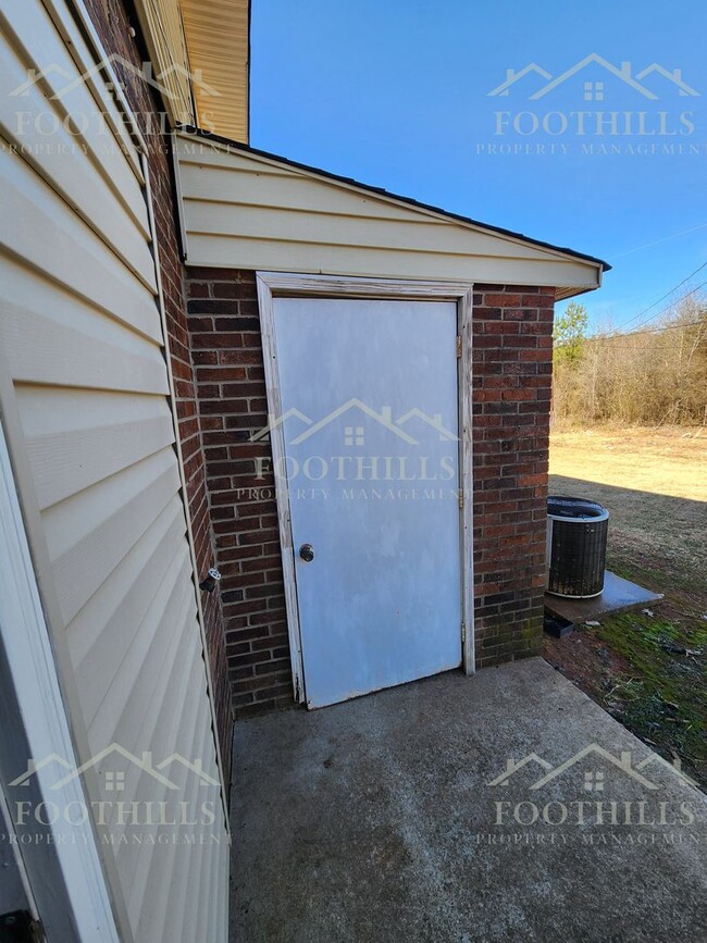 Building Photo - 2-Bedroom Townhome Near Hwy 29