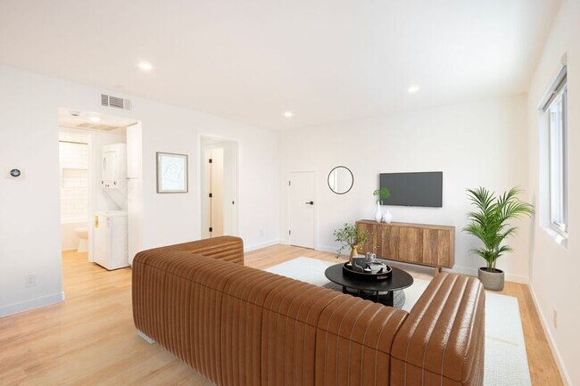 Building Photo - 5847 Willoughby Ave