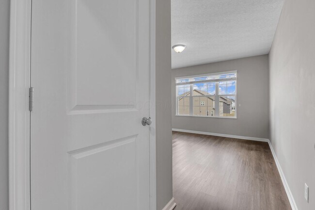 Building Photo - 2390 Glenvale Dr