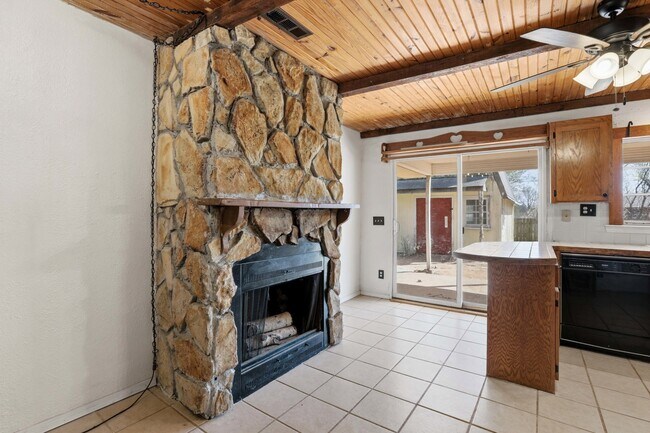 Building Photo - 1328 Hazelwood Dr