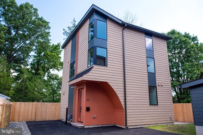 Building Photo - 37 Oakland St