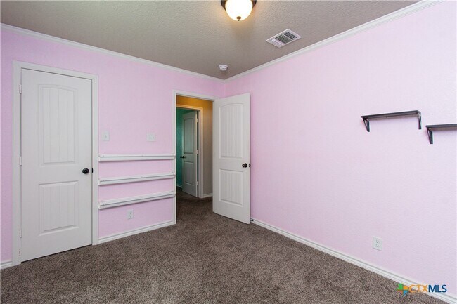 Building Photo - 2604 Hector Dr
