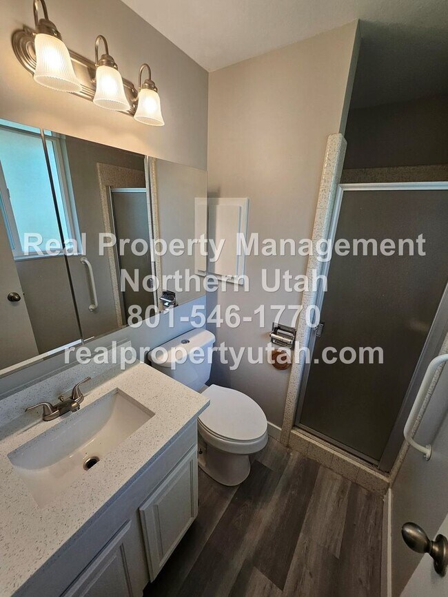 Building Photo - Lovely 5 Bedroom Home in Layton Available Now!