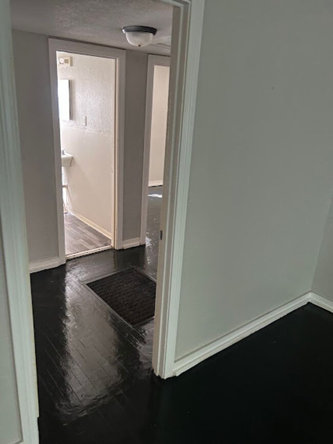 Building Photo - MOVE IN READY!!! $15.00 APPLICATION FEES F...