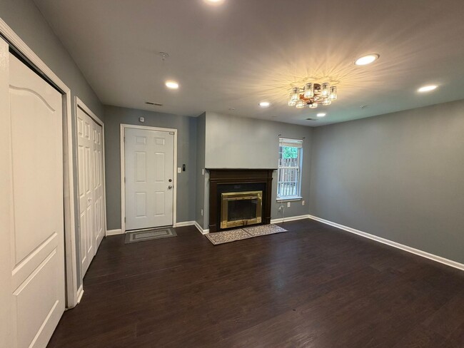 Building Photo - Beautiful Townhome in Seven Oaks!