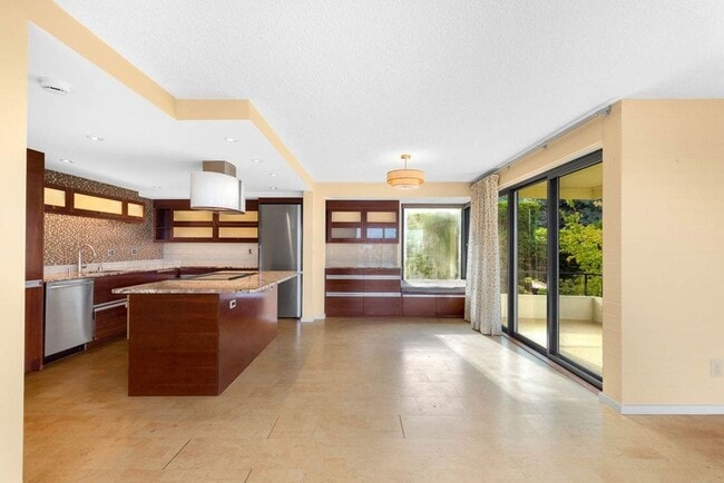 Building Photo - Gorgeous Top Floor Penthouse Unit in East ...