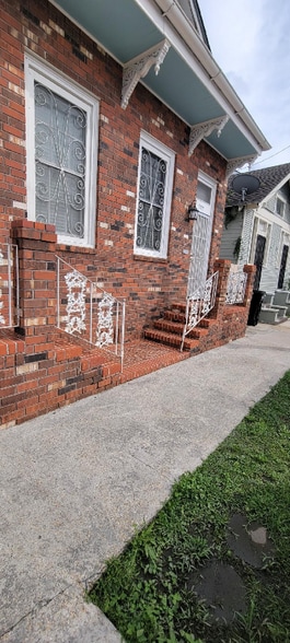 Building Photo - 922 N Roman St