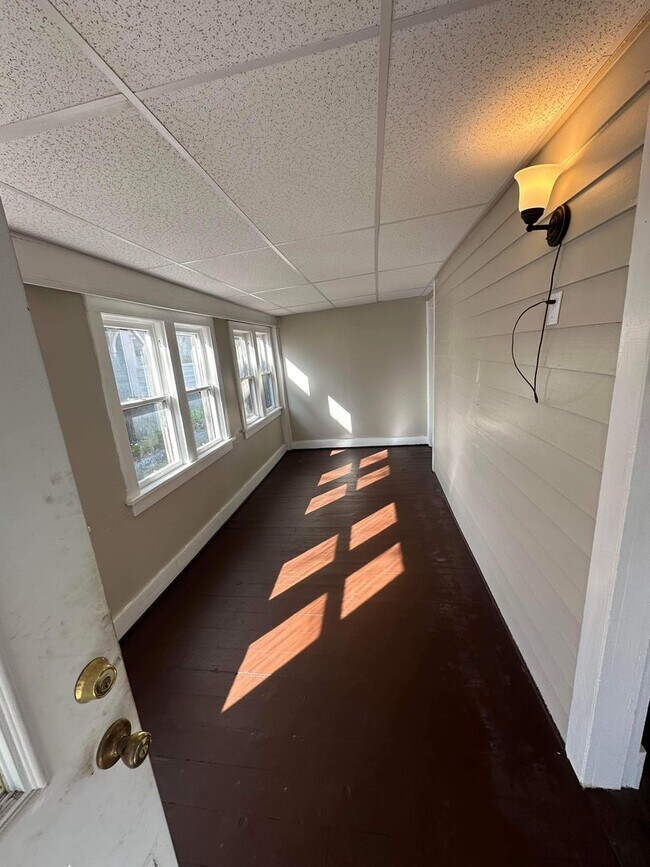 Building Photo - 3 Bedroom | 1 Bathroom | $1,500