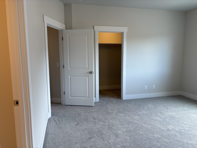 Building Photo - 1075 Red Apple Rd