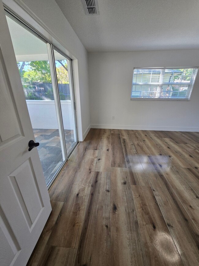Building Photo - 383 Floral Dr