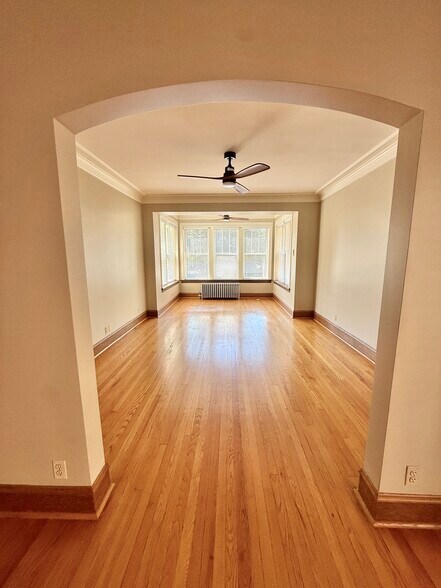 Living room - 1414 W Farragut Ave