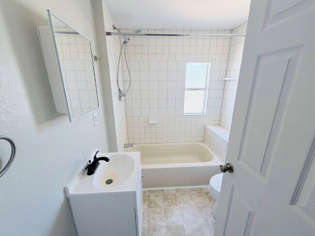 Building Photo - "Cozy 1-Bedroom Retreat in Haines City – Modern Comfort in 432 Sq Ft!"
