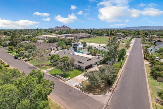 Building Photo - Mid-century modern home in Arcadia with pr...