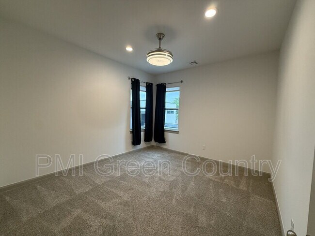 Building Photo - 130 E Elgin St