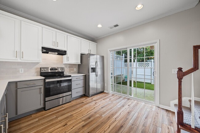Building Photo - "Charming 2-Bedroom Townhouse Retreat in B...