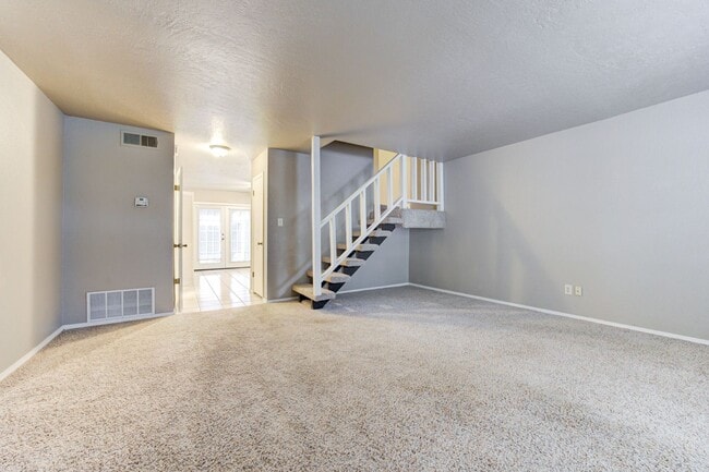 Building Photo - Cute Townhouse in the Heart of Norman, just minutes from OU!