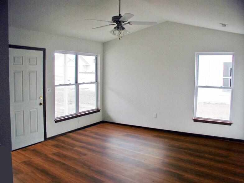 Commercial quality vinyl planking - 1022 Augusta Ln