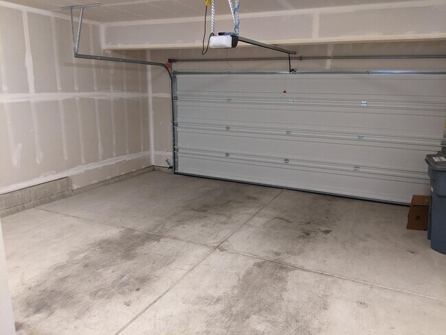 Building Photo - 4/2.5 Townhouse for rent in DuPont!