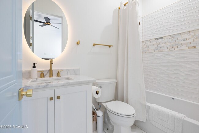 Building Photo - 1013 Camellia Blvd