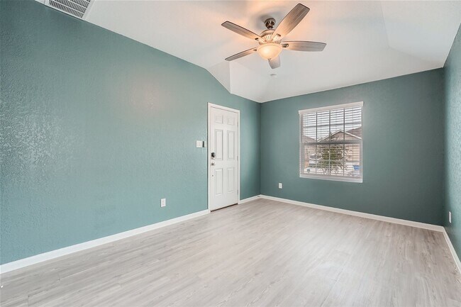 Building Photo - 3 bedrooms with 3.5 bathrooms! BONUS ROOM ...