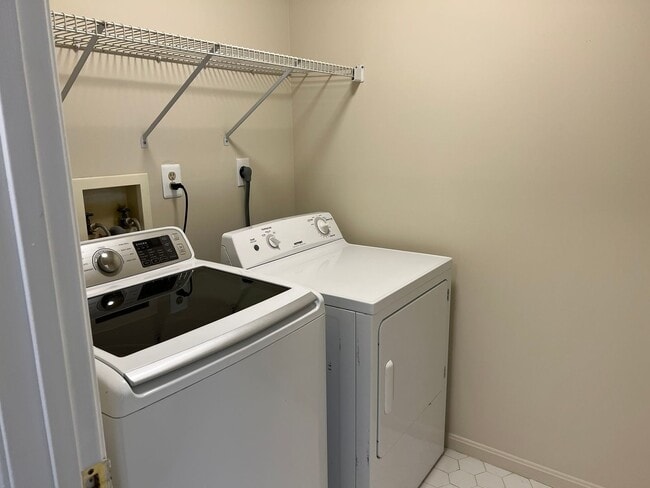 Building Photo - Spacious and Gracious, Close to EVERYTHING!