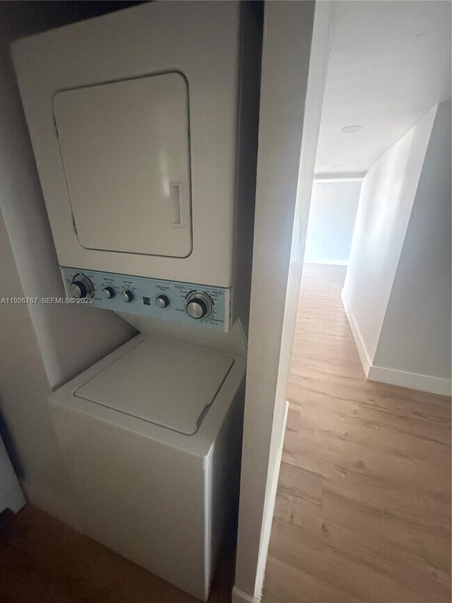 Building Photo - 8820 Fontainebleau Blvd