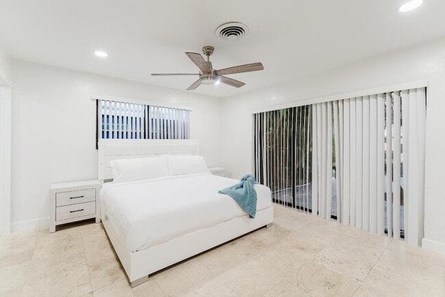 Building Photo - 1016 NE 26th Ave