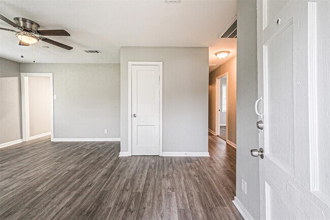 Building Photo - 1539 Pleasantville Dr