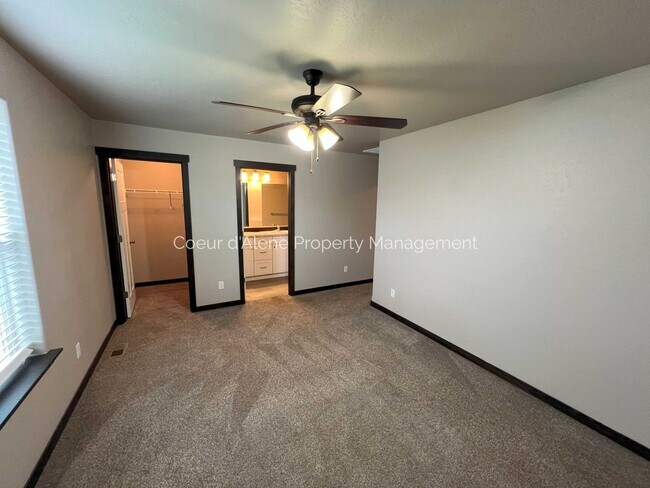 Building Photo - 3 bed house in Crown Pointe subdivision!