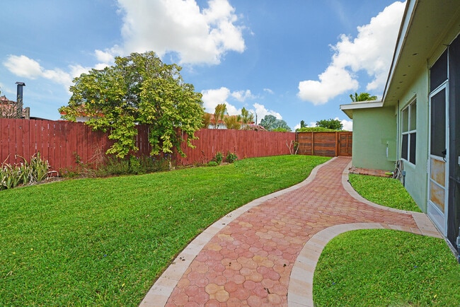 Building Photo - 1001 SE 5th Ave