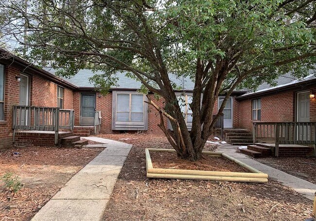 Building Photo - 4832 Hollenden Dr