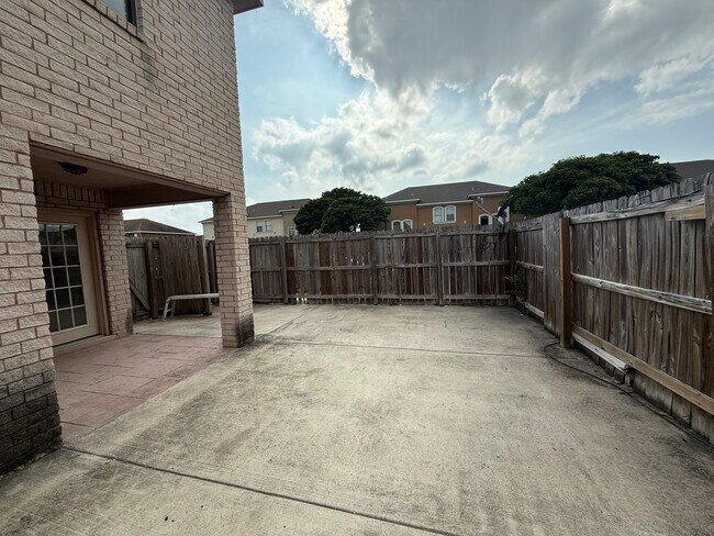 Building Photo - 1502 W Kiwi