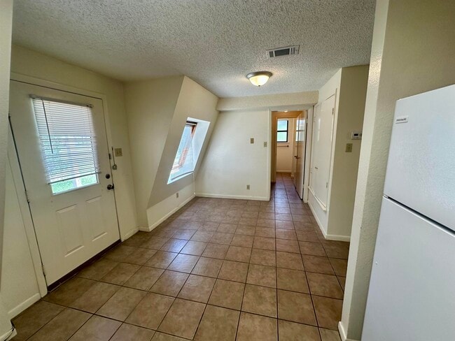 Building Photo - 220 Big Oaks Dr