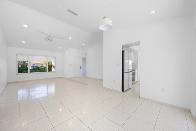 Building Photo - 9515 SW 118th Ct