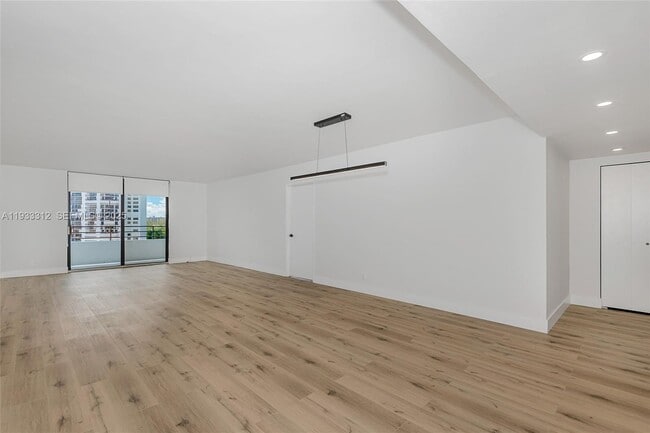 Building Photo - 2500 Parkview Dr