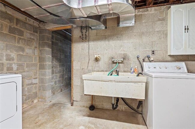 Building Photo - 8966 Knoll St
