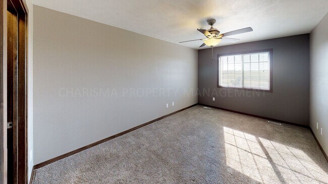 Building Photo - 3 BD, 2 BA TOWNHOME, ATTACHED GARAGE, FIRE...