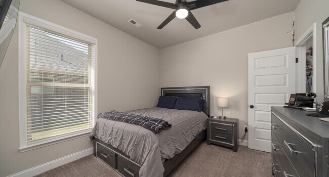 Building Photo - "Exquisite 4-Bedroom Home in Hazel Green with Granite Finishes & Cozy Fireplace!"