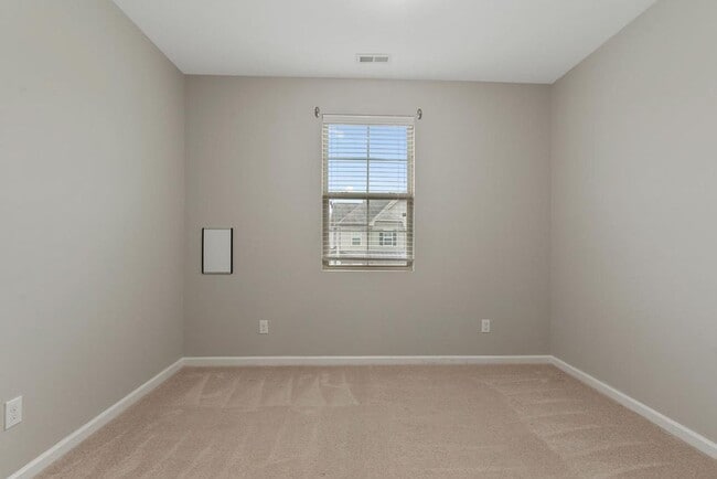 Building Photo - End Unit Townhome Available in Apex!