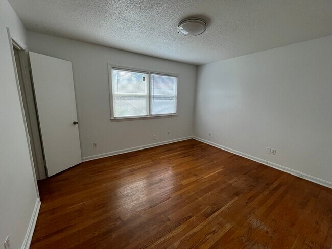 Building Photo - Adorable 2 Bed 1 Bath Available NOW!